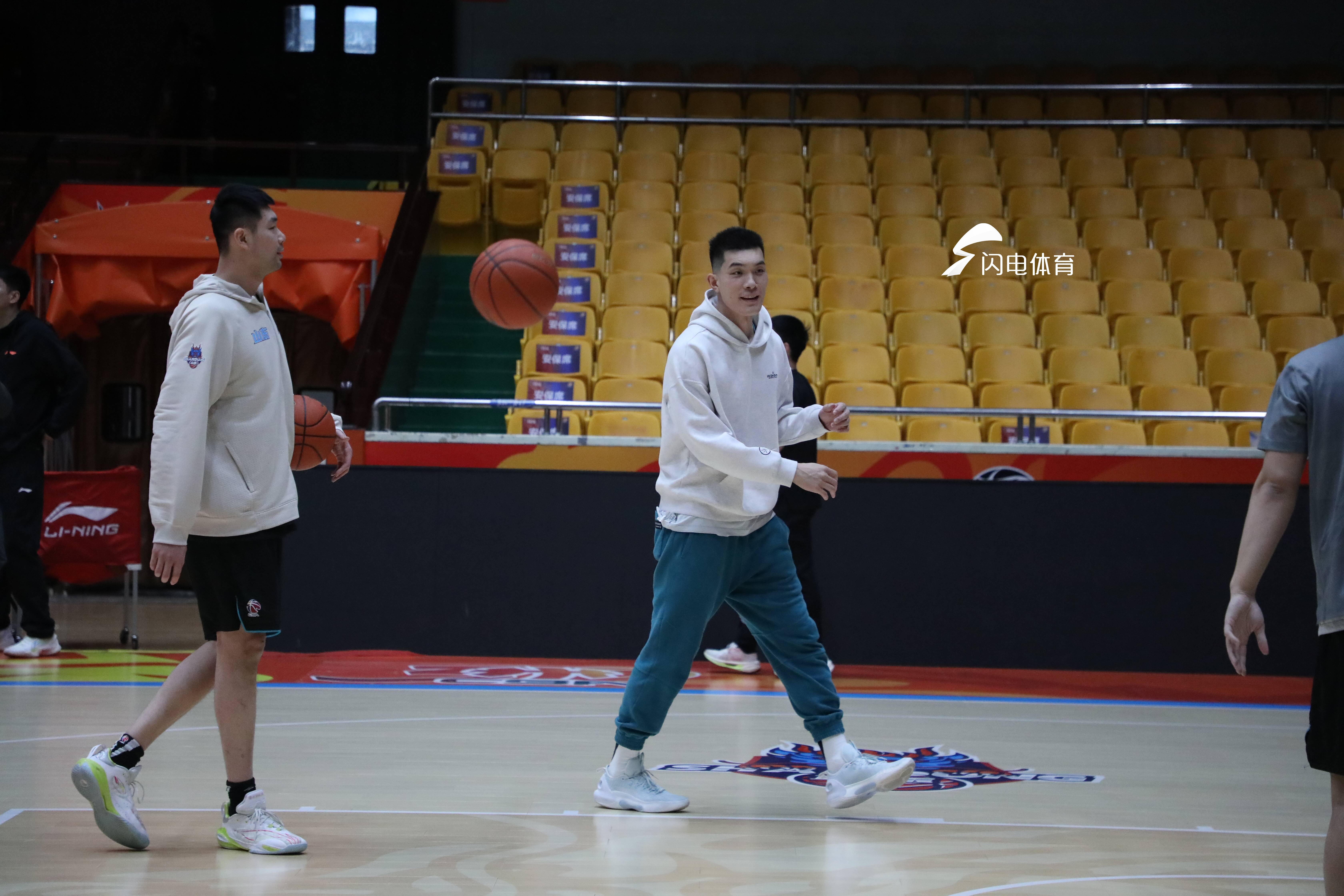 包含山东男篮发布备战花絮;冲刺阶段临场应变;CBA常规赛任务艰巨;团队化学反应显著的词条 包含山东男篮发布备战花絮;冲刺阶段临场应变;CBA常规赛任务艰巨;团队化学反应显著的词条